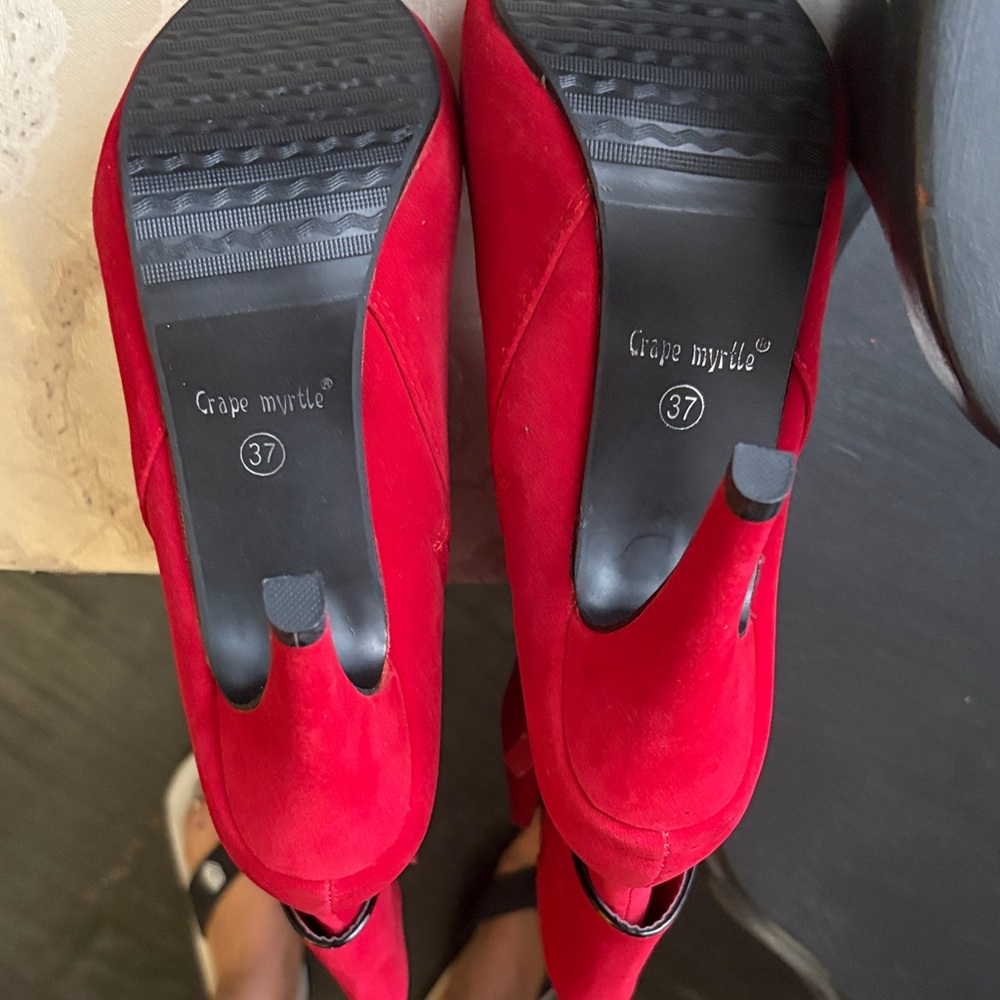 NWOT Chic Red Ankle Booties - Picture 5 of 7